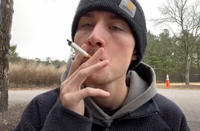 Лечение зависимости от табакокурения в Жирновске Мужчина с сигаретой делает затяжку