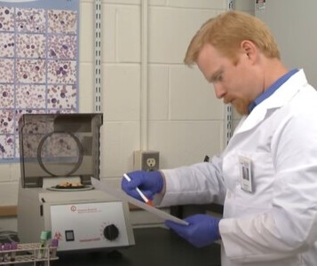 Клиника лечения наркозависимости в Жирновске Врач в кабинете клиники