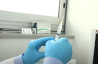 Проведение кодирования Вивитролом в Жирновске Шприц с Вивитролом в руках у врача